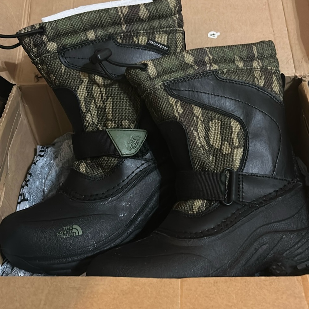 North Face Alpenglow Pull-On Snow Boots